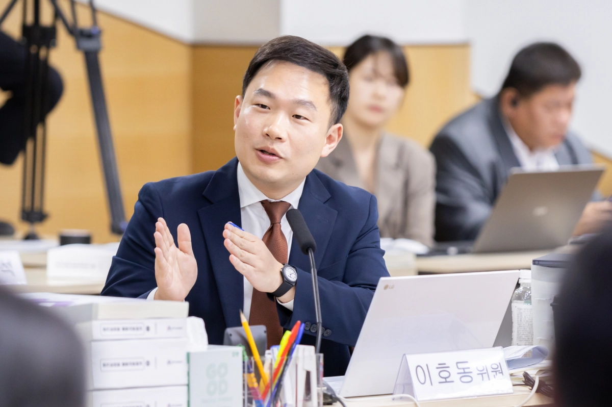 이호동 의원이 12일 열린 경기도교육연구원 대상 행정사무감사에서 피감기관을 상대로 질의하고 있다.(사진=경기도의회)