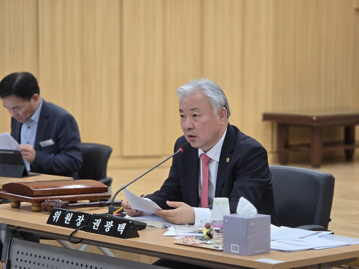 질의하는 권광택 행정보건복지위원장. 경북도의회 제공