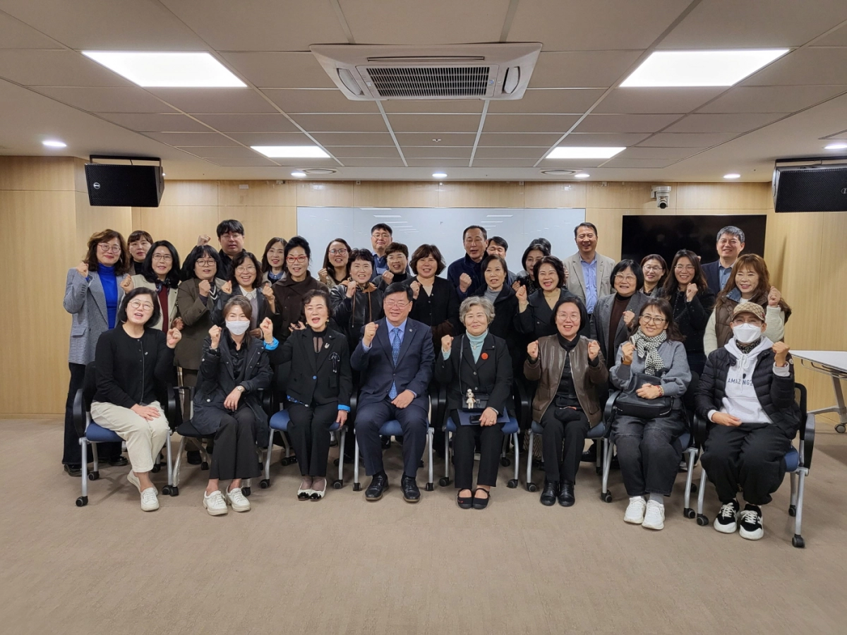 이선구 의원이 11월 12일, 경기도의회 중회의실에서 한국장애인부모회 경기도지회 회원 30여 명과 함께 정담회를 갖고 기념촬영을 하고 있다.(사진=경기도의회)