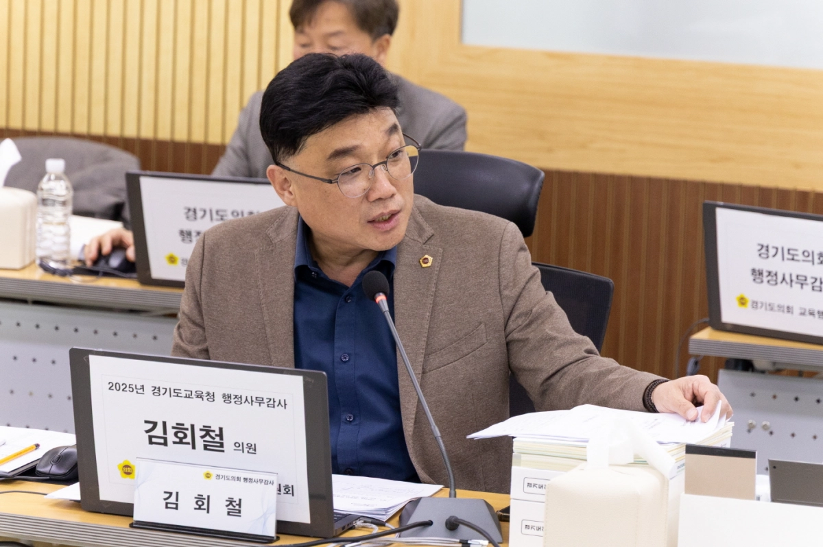 김회철 의원이 12일 열린 제387회 교육행정위원회 경기도교육청 직속기관 행정사무감사에서 피감기관을 상대로 질의하고 있다.(사진=경기도의회)