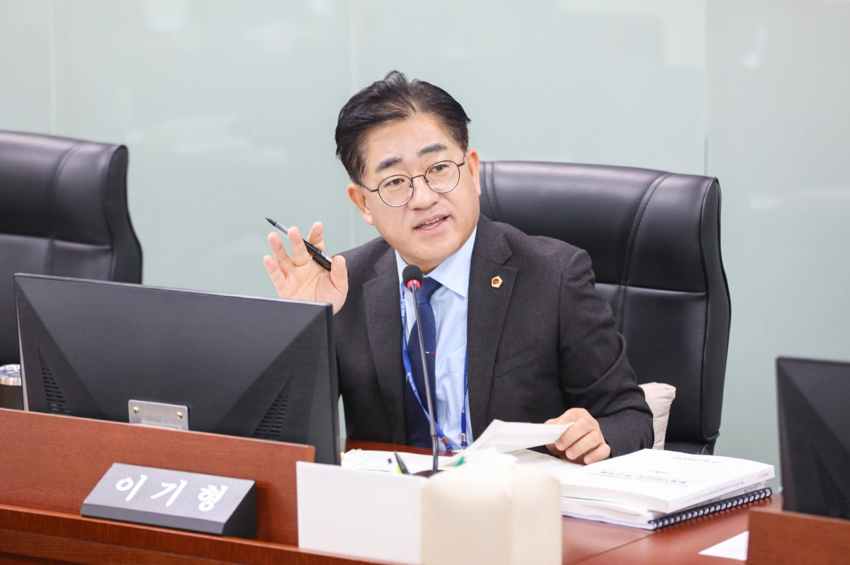 이기형 의원이 12일 2025년도 행정사무감사에서 피감기관을 상대로 질의하고 있다.(사진=경기도의회)