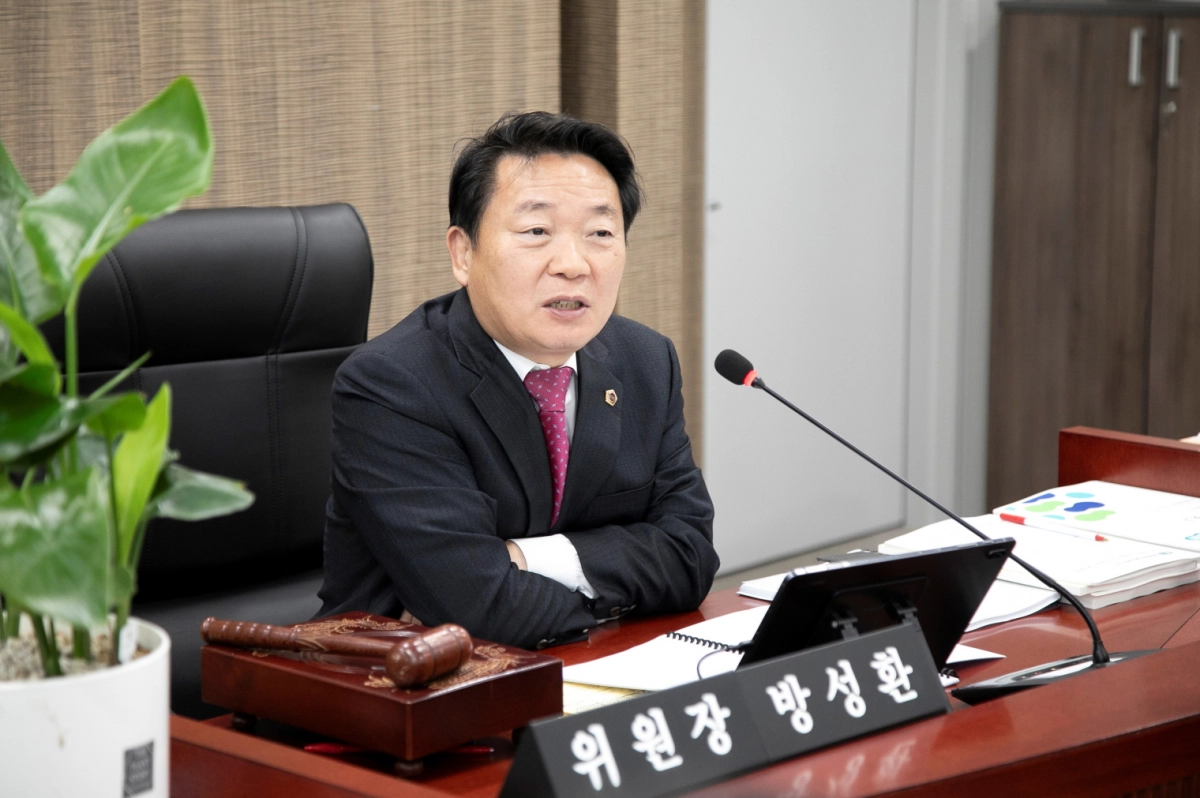 방성환 위원장이 12일 열린 제387회 정례회 평택항만공사 행정사무감사에서 피감기관을 상대로 질의하고 있다.(사진=경기도의회)