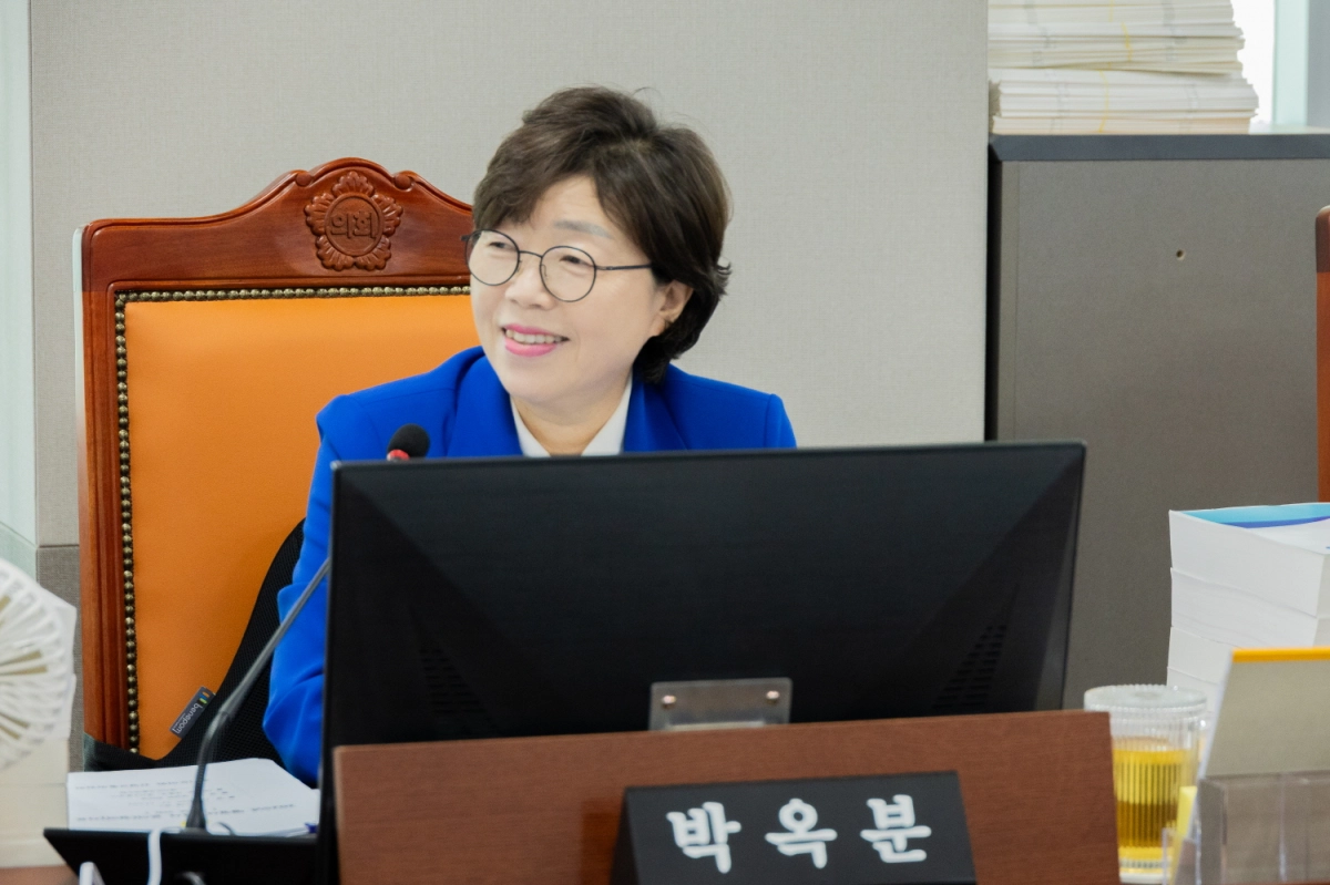 박옥분 의원이 12일 열린 2025년 행정사무감사에서 피감기관을 상대로 질의하고 있다.(사진=경기도의회)