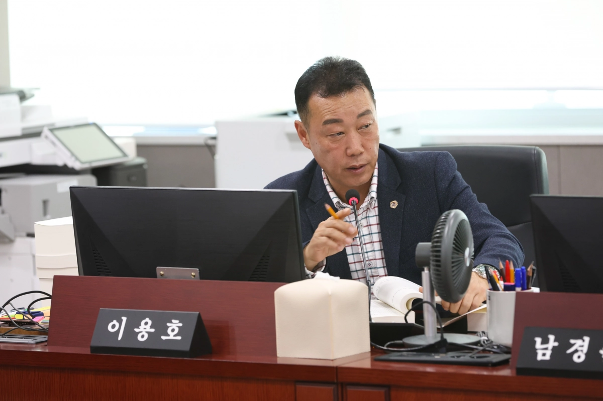 이용호 부위원장이 12일 경기도의회 경제노동위원회 회의실에서 열린 제387회 정례회 경제노동위원회 제3차 행정사무감사에서 피감기관을 상대로 질의하고 있다.(사진=경기도의회)