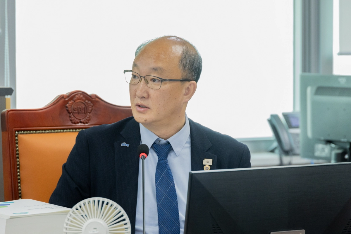 김동영 부위원장이 12일 열린 경기도 교통국 소관 ‘2025년 행정사무감사’에서 피감기관을 상대로 질의하고 있다.(사진=경기도의회)