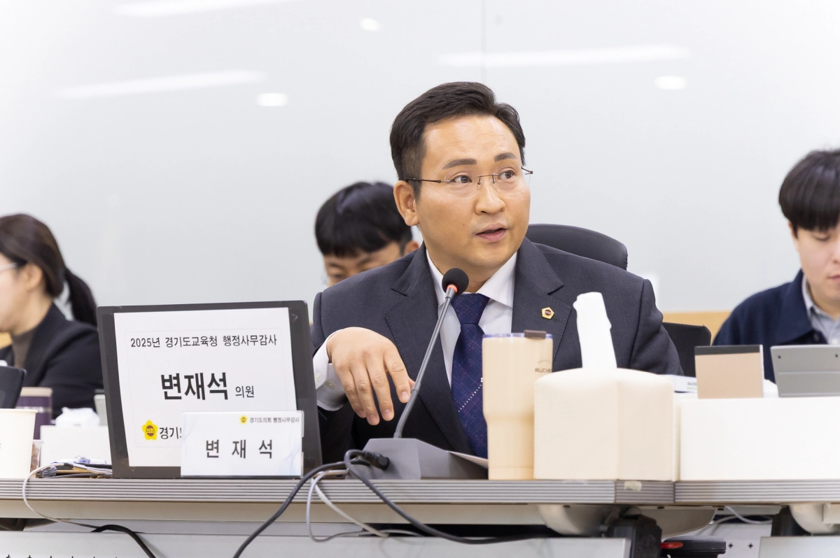 변재석 의원이 12일 경기도의회 제387회 정례회 행정사무감사에서 피감기관을 상대로 질의하고 있다.(사진=경기도의회)