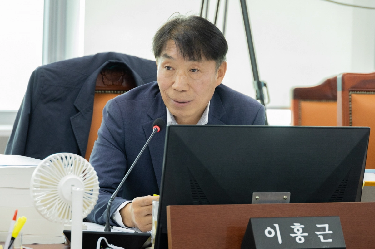 이홍근 의원이 11일 열린 제387회 정례회 경기도 교통국 행정사무감사에서 피감기관을 상대로 질의하고 있다.(사진=경기도의회)
