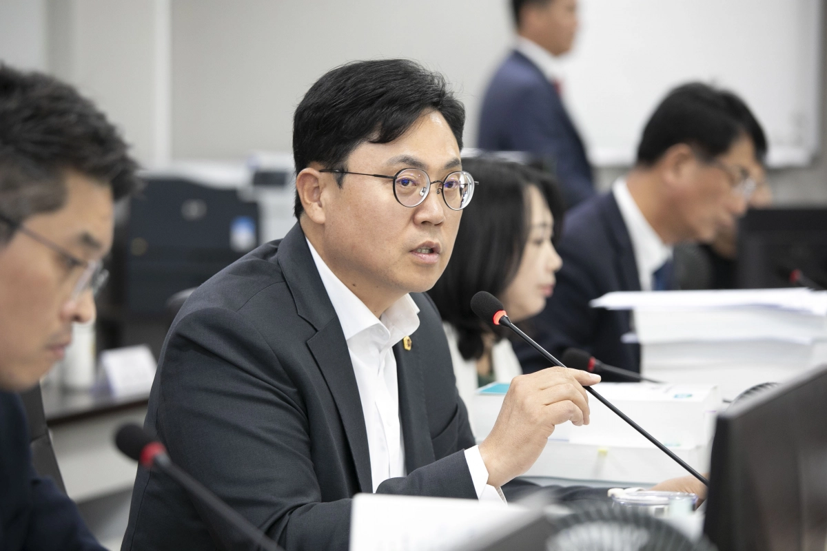 이용욱 의원이 12일 경기도시장상권진흥원(이하 ‘경상원’)을 대상으로 실시한 행정사무감사에서 피감기관을 상대로 질의하고 있다.(사진=경기도의회)