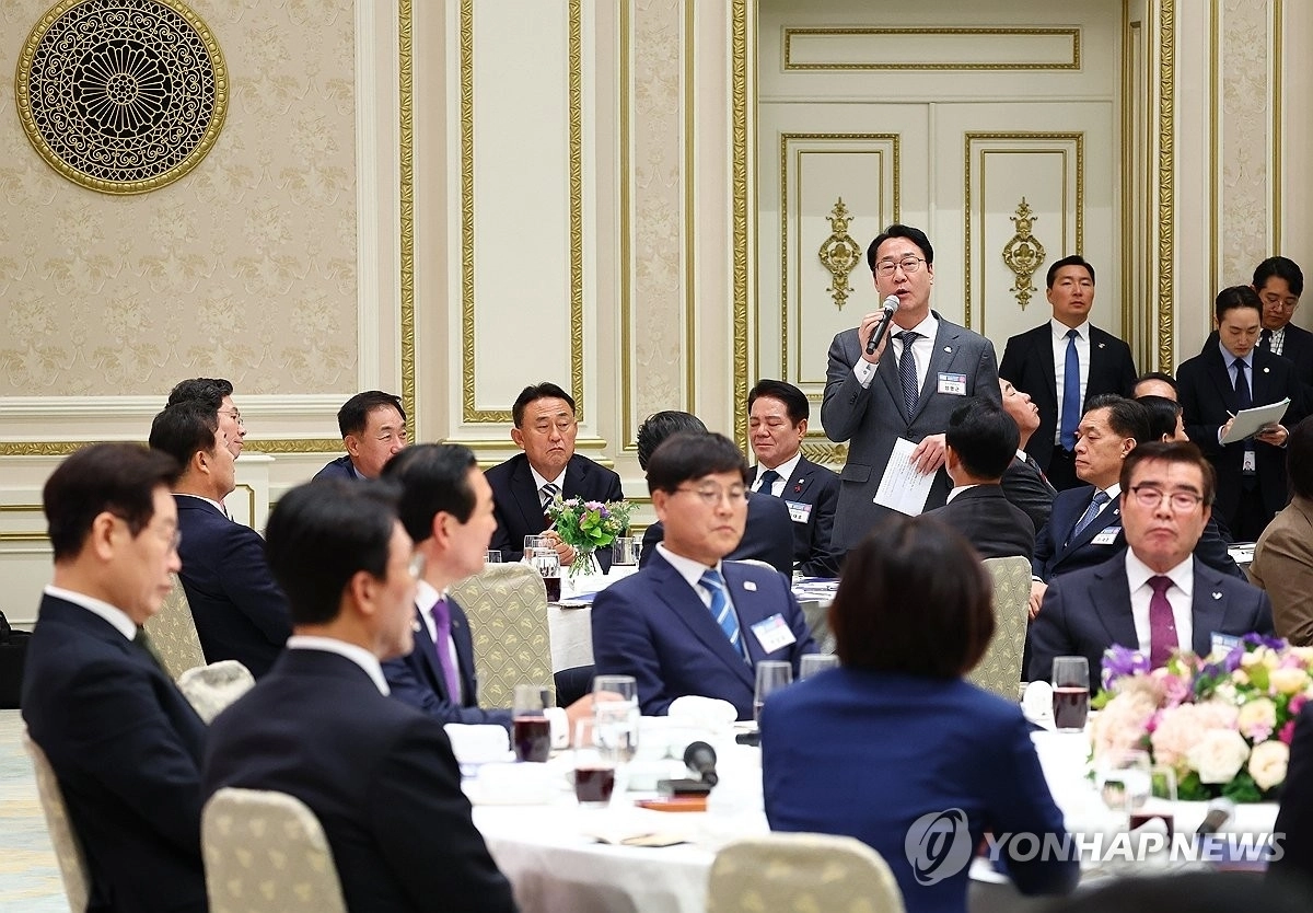 정명근 화성시장이 12일 청와대 영빈관에서 열린 시장·군수·구청장 초청 국정설명회에서 이재명 대통령에게 ‘특례시 지원에 관한 특별법’ 제정을 건의하고 있다. 연합뉴스