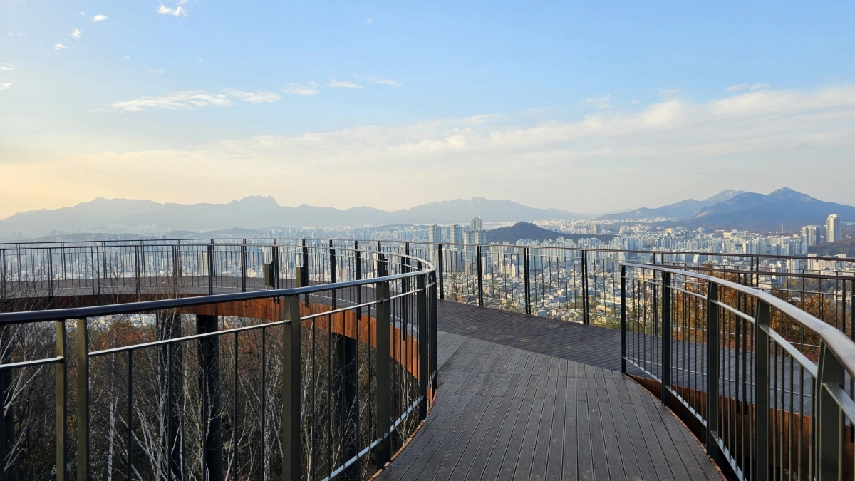 서울시 중랑구 용마산 서울둘레길에 설치된 스카이워크 전망대 모습. 서울시 제공