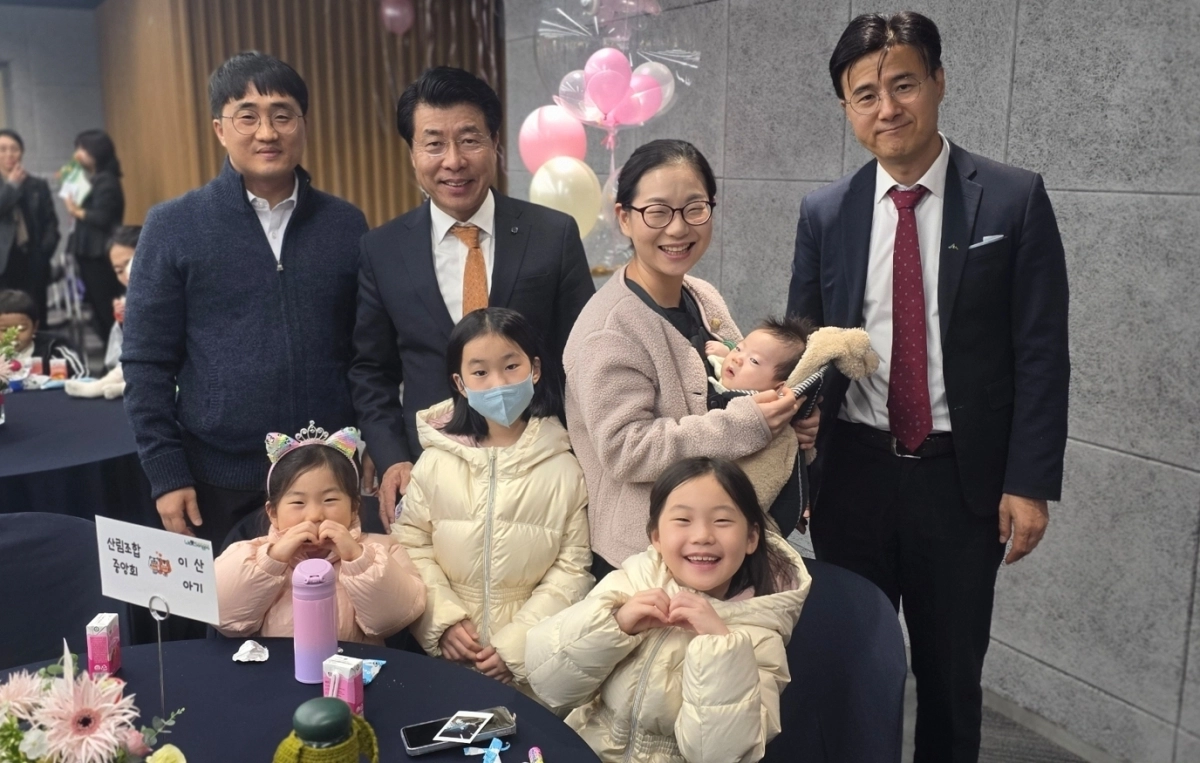 서강석(뒷줄 왼쪽 두 번째) 서울 송파구청장이 지난 10일 열린 ‘1사 1다자녀가정 결연식’에서 결연을 맺은 다자녀 가정, 참여 기업과 기념촬영을 하고 있다. 송파구 제공