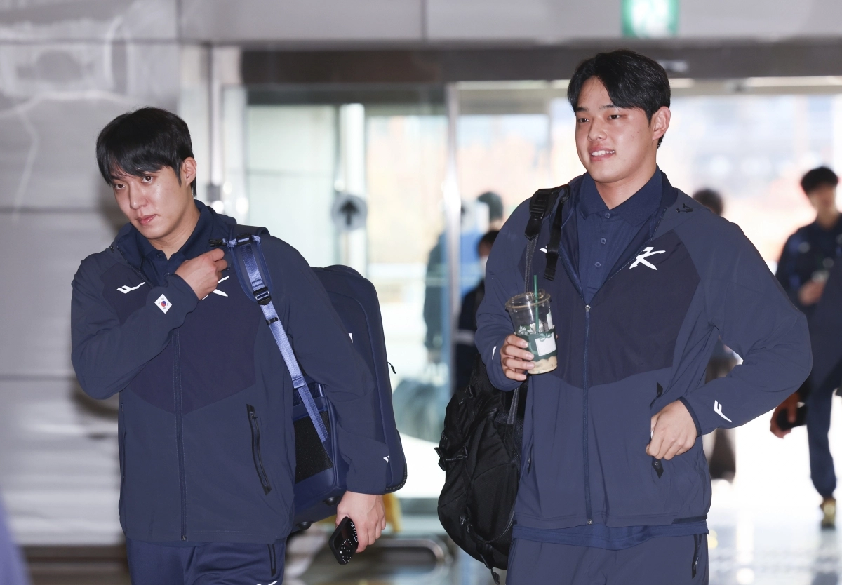 한국 야구 국가대표팀 투수 원태인(왼쪽)과 문동주가 12일 일본 도쿄로 떠나기 위해 김포국제공항 출국장으로 들어서고 있다. 대표팀은 2026년 3월 월드베이스볼클래식(WBC) 조별 예선에 대비해 15~16일 도쿄돔에서 일본과 두 차례 평가전을 치른다. 뉴시스