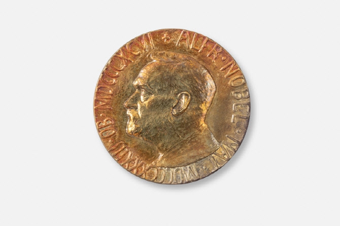 김대중 전 대통령이 2000년 한국인 최초로 받은 노벨평화상 메달. 국가유산청 제공