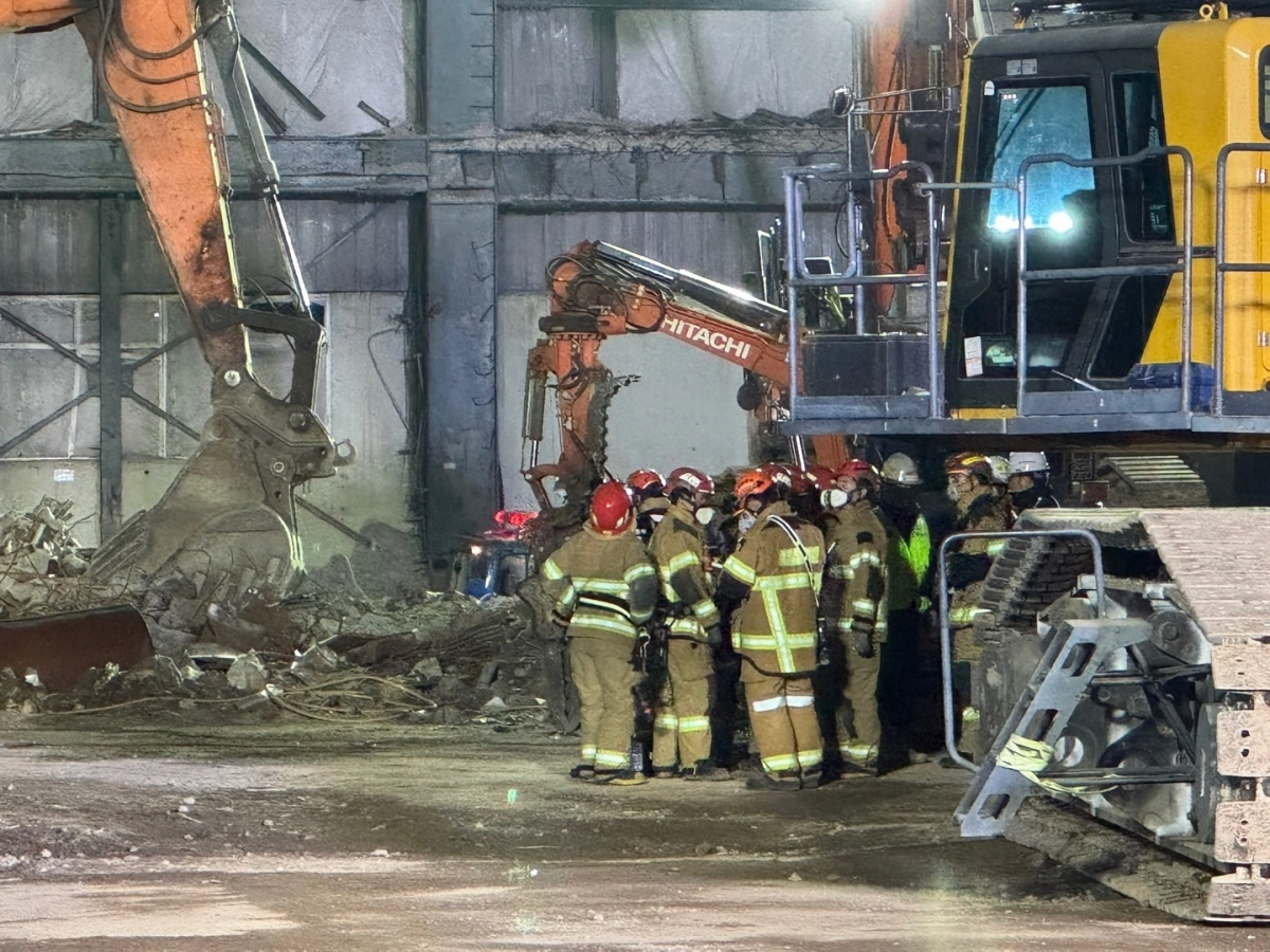 12일 울산화력발전소 보일러 타워 붕괴 사고 현장에서 소방 구조대원들의 구조작업이 진행되고 있다. 2025.11.12 울산소방본부 제공
