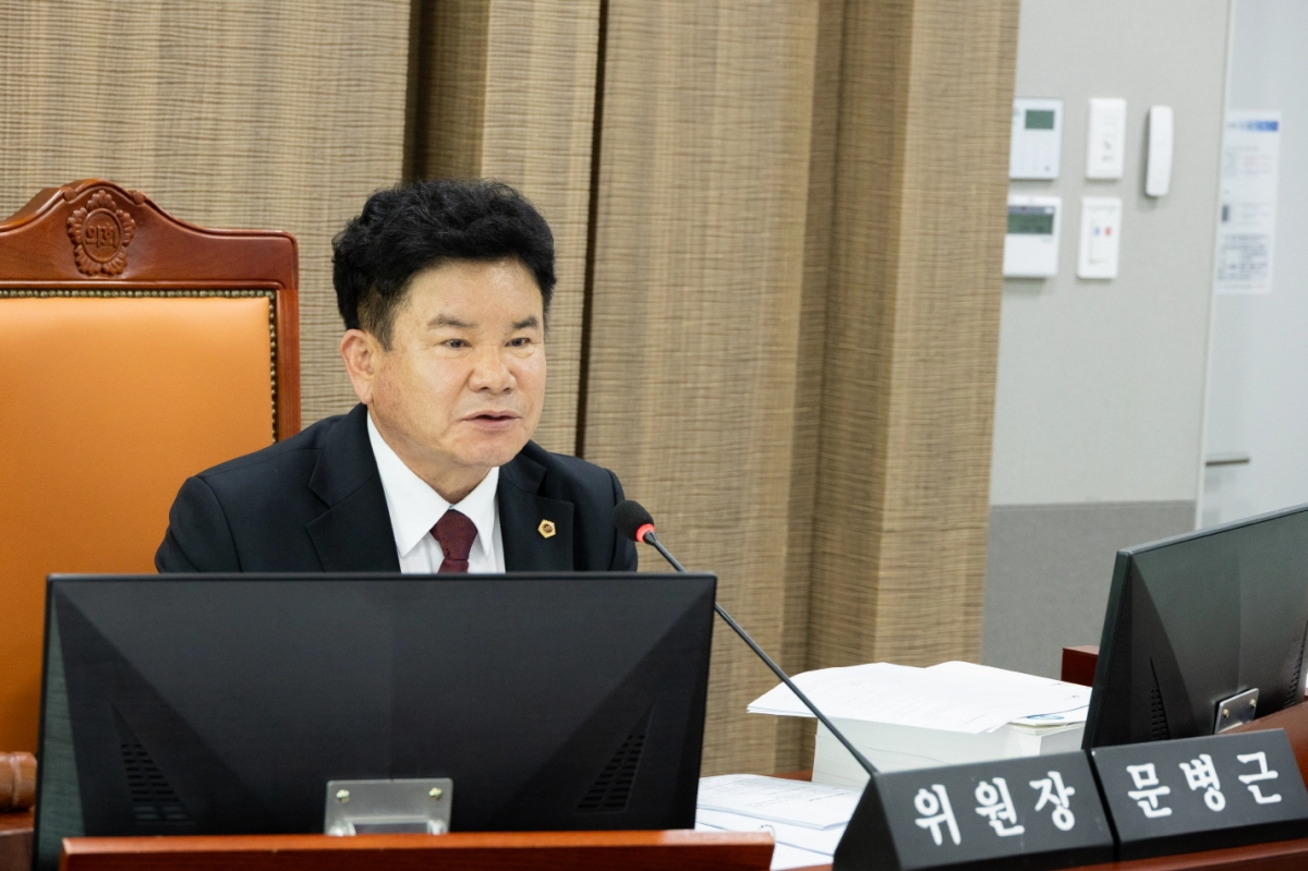 문병근 부위원장이 12일 열린 교통국 행정사무감사에서 피감기관을 상대로 질의하고 있다.(사진=경기도의회)