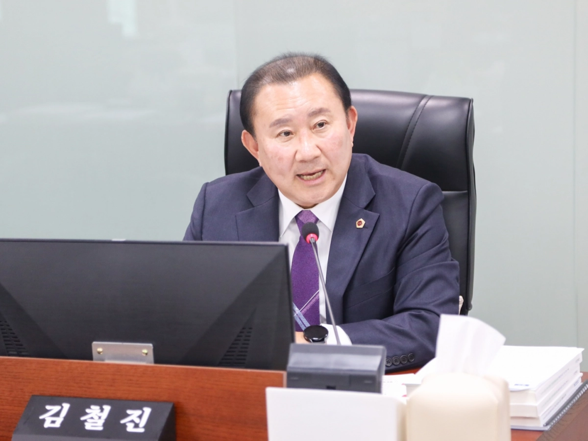김철진 의원이 12일 경기테크노파크를 대상으로 한 2025년도 행정사무감사에서 피감기관을 상대로 질의하고 있다.(사진=경기도의회)
