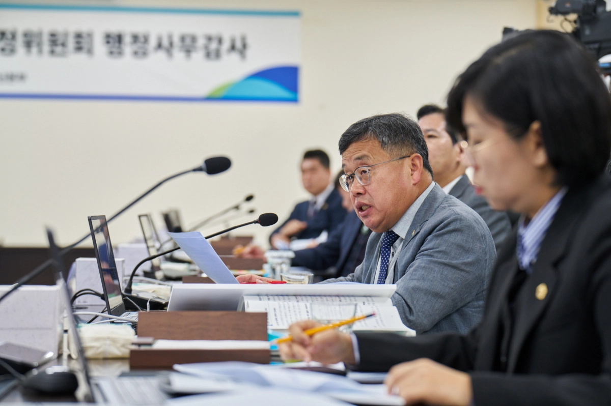 장대석 의원이 12일 경기도 소방재난본부에 대한 행정사무감사에서 피감기관을 상대로 질의하고 있다.(사진=경기도의회)