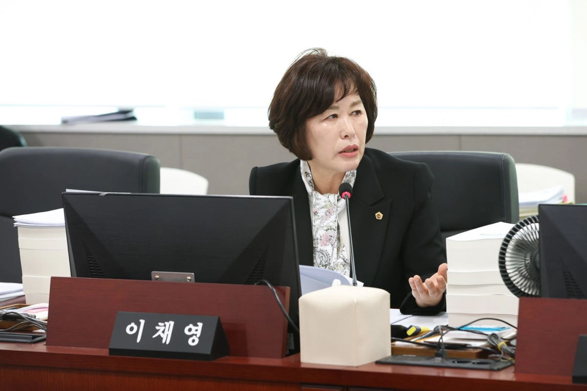 이채영 의원이 12일 열린 경기도시장상권진흥원·코리아경기도주식회사 대상 2025년도 행정사무감사에서 피감기관을 상대로 질의하고 있다.(사진=경기도의회)