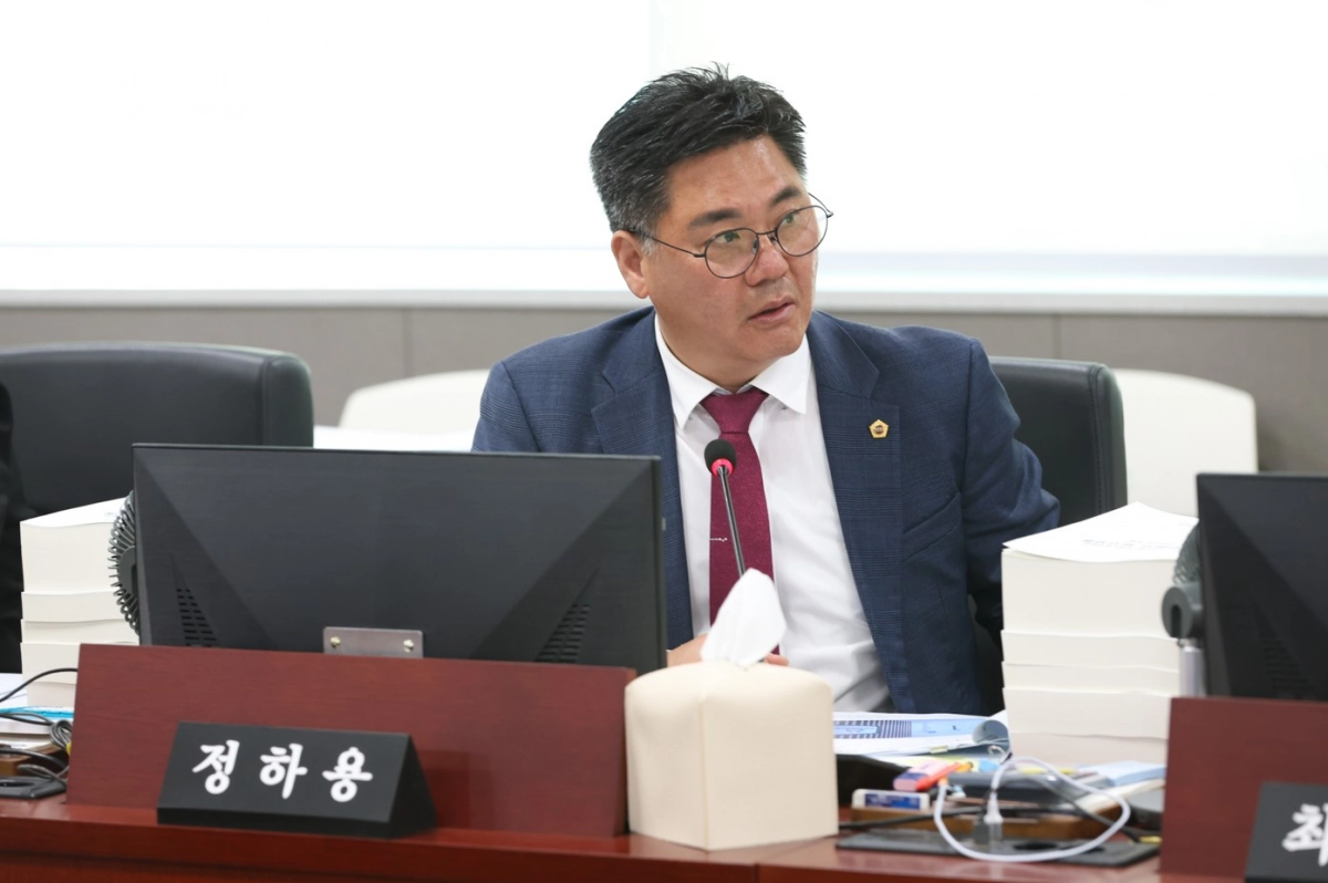 정하용의원이 12일 열린 경기도시장상권진흥원·코리아경기도주식회사 대상 2025년도 행정사무감사에서 피감기관을 상대로 질의하고 있다.(사진=경기도의회)