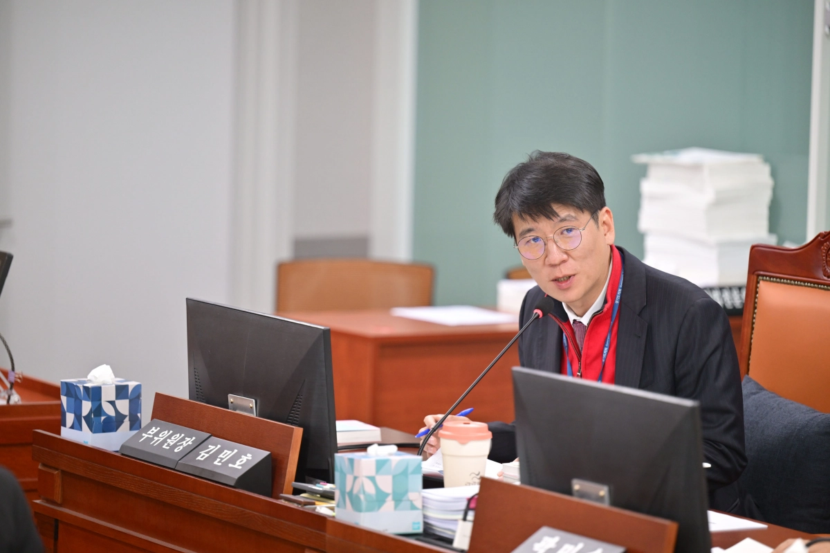 김민호 의원이 12일 열린 행정사무감사에서 피감기관을 상대로 질의하고 있다.(사진=경기도의회)