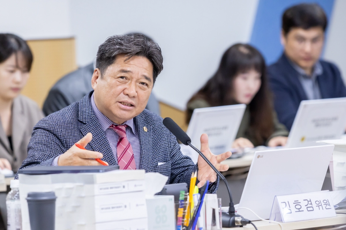 김호겸 의원이 12일 경기도의회 교육기획위원회의 2025년도 경기도교육청 직속기관에 대한 행정사무감사에서 피감기관을 상대로 질의하고 있다.(사진=경기도의회)