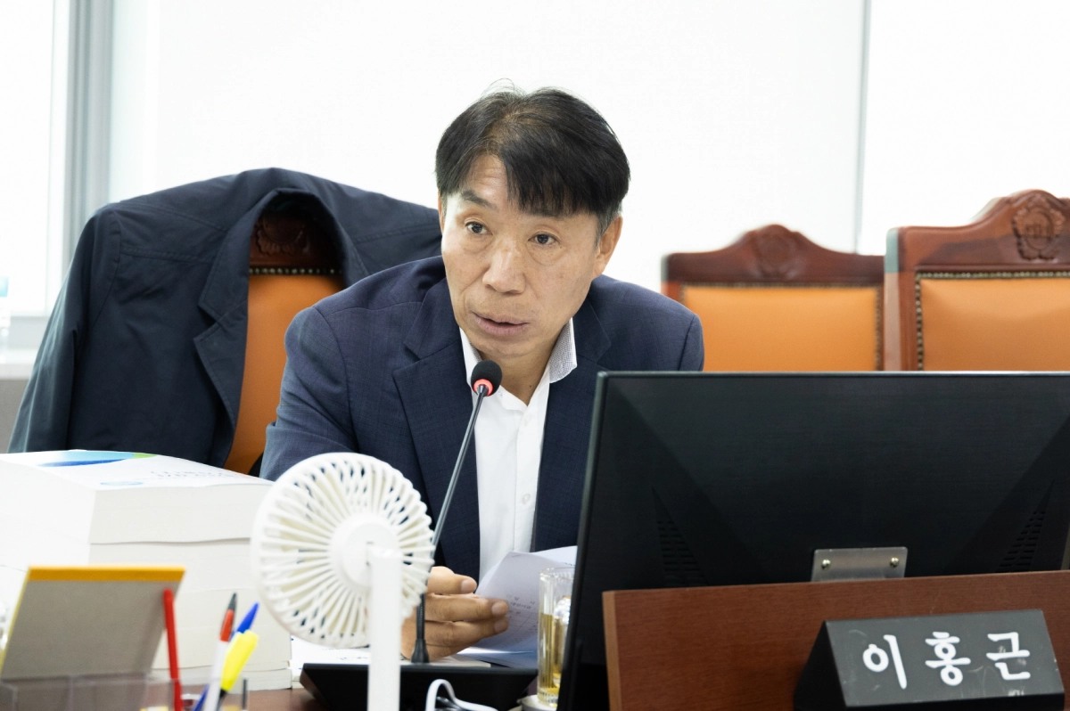 이홍근 의원이 11일 열린 제387회 정례회 경기교통공사 행정사무감사에서 피감기관을 상대로 질의하고 있다.(사진=경기도의회)