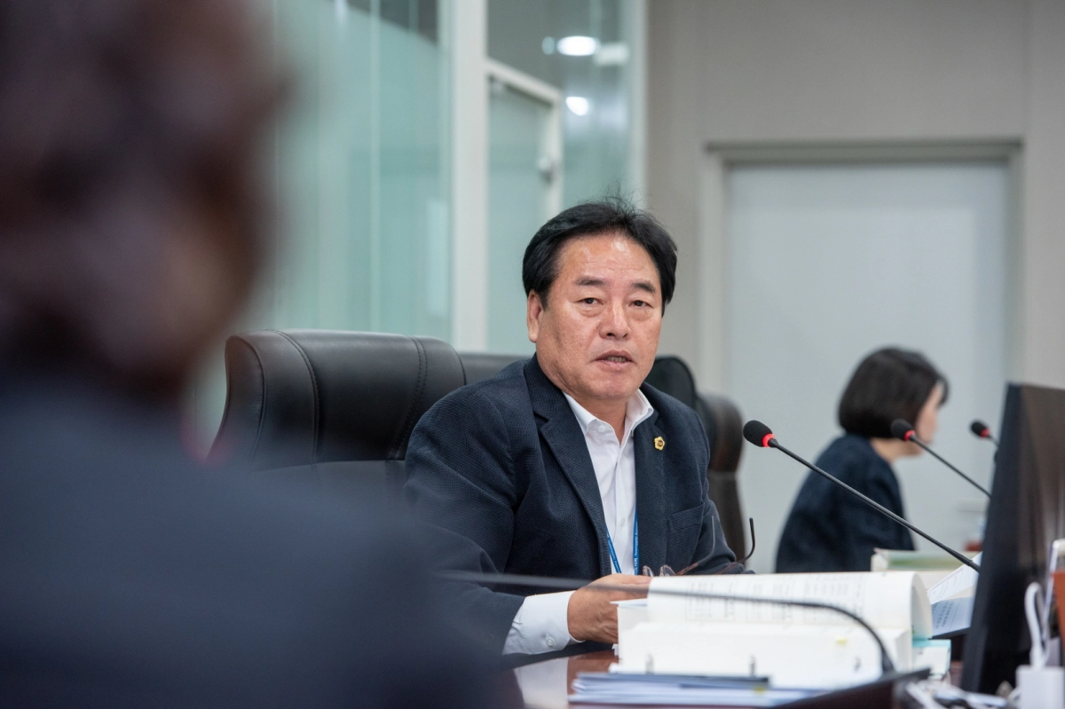 김동규 의원이 11일 열린 보건환경연구원 행정사무감사에서 피감기관을 상대로 질의하고 있다.(사진=경기도의회)