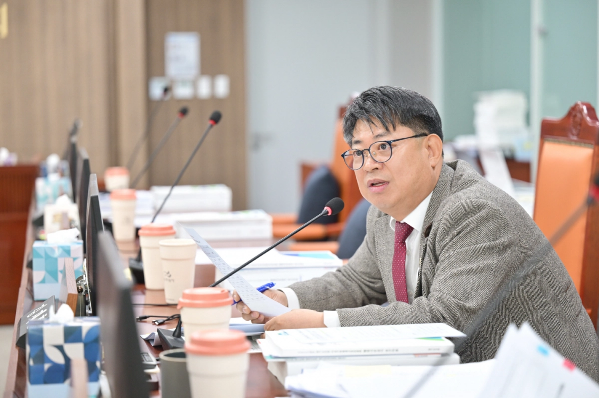 김재훈 의원이 12일 열린 제387회 여성가족평생교육위원회 경기도서관 행정사무감사에서 피감기관을 상대로 질의하고 있다.(사진=경기도의회)