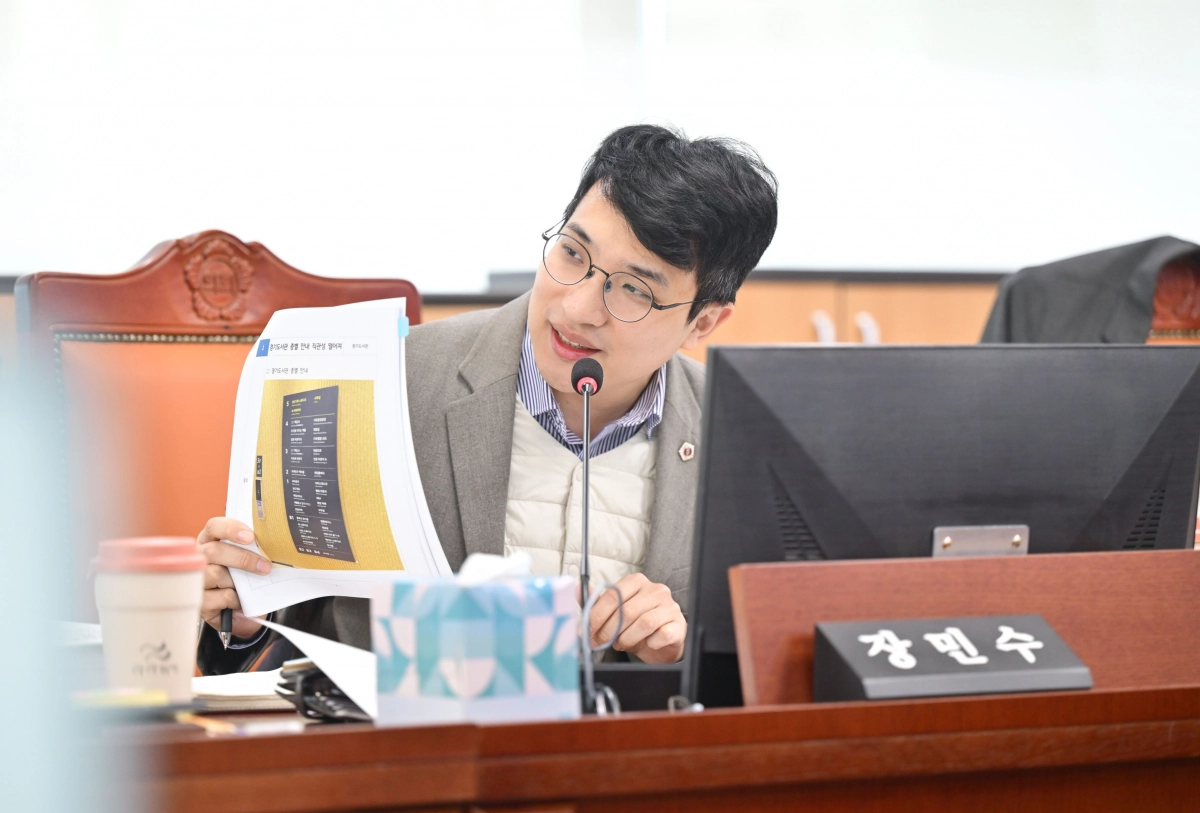 장민수 의원이 10일 열린 제387회 여성가족평생교육위원회 행정사무감사에서 피감기관을 상대로 질의하고 있다.(사진=경기도의회)