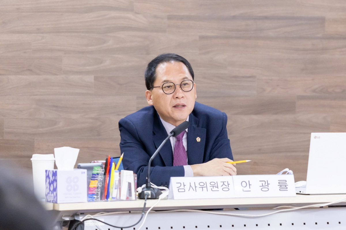 안광률 위원장이 12일 열린 행정사무감사에서 피감기관을 상대로 질의하고 있다.(사진=경기도의회)