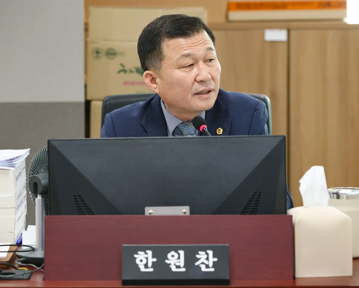 한원찬 의원이 12일 열린 경기도시장상권진흥원 행정사무감사에서 피감기관을 상대로 질의하고 있다.(사진=경기도의회)