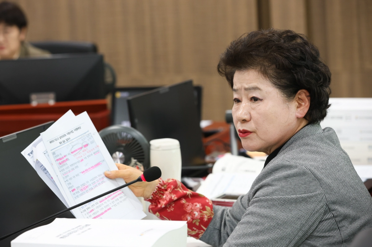 남경순 의원이 12일 열린 경기도시장상권진흥원 행정사무감사에서 피감기관을 상대로 질의하고 있다.(사진=경기도의회)