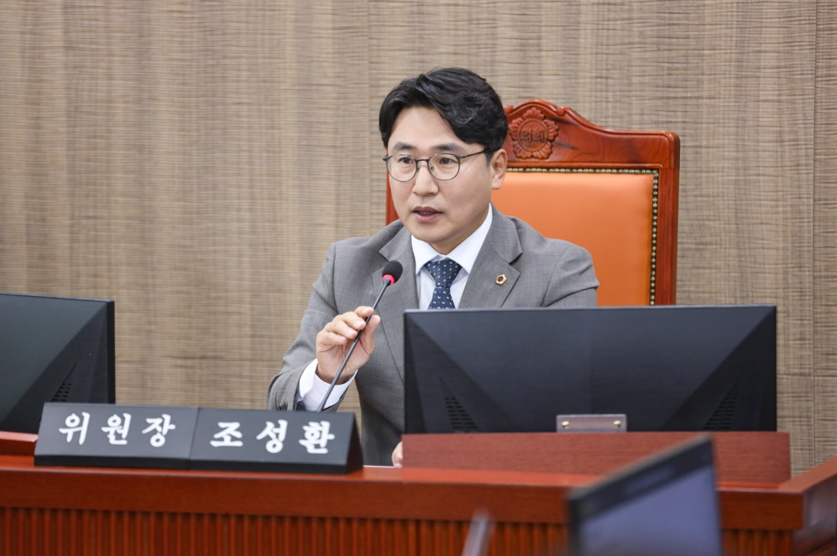 조성환 위원장이 12일 열린 평화협력국 행정사무감사에서 피감기관을 상대로 질의하고 있다.(사진=경기도의회)