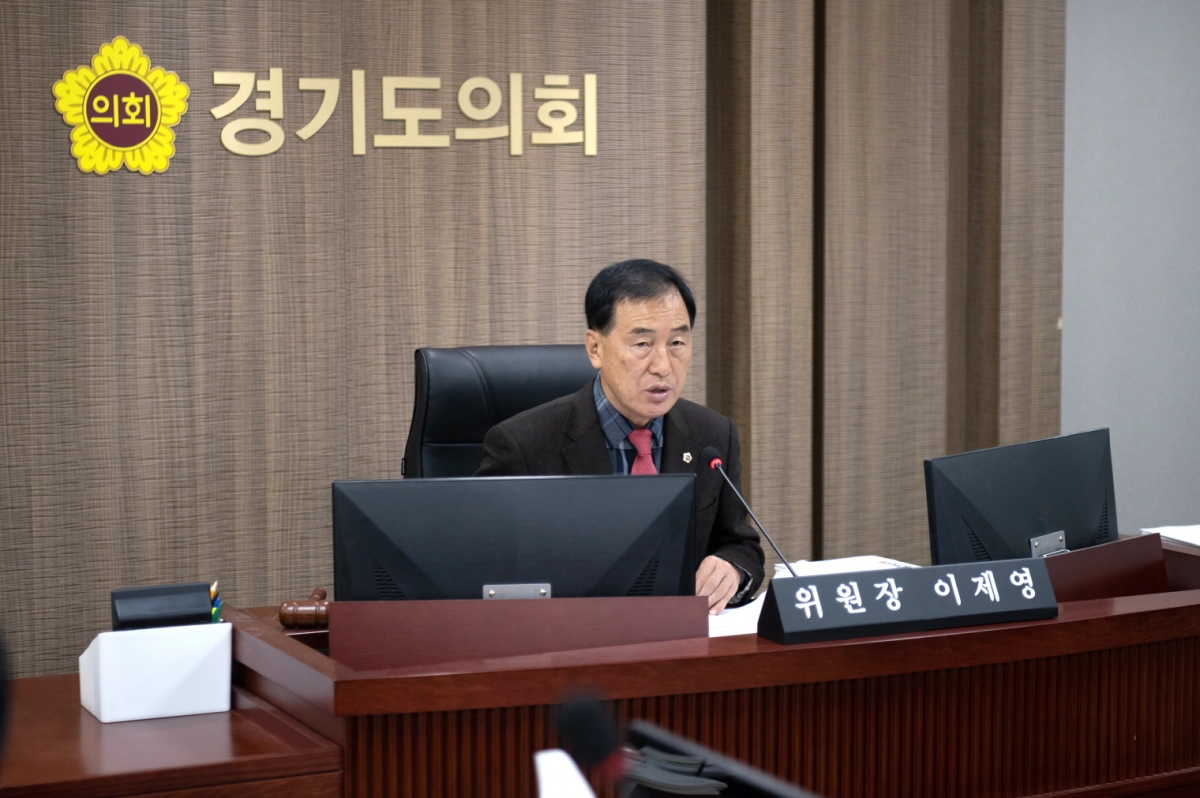 이제영 위원장이 11일 열린 경기도경제과학진흥원 대상 행정사무감사에서 피감기관을 상대로 질의하고 있다.(사진=경기도의회)