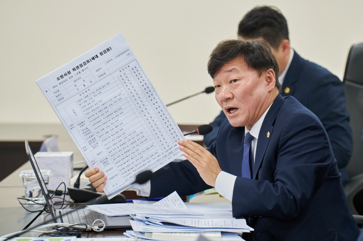 남종섭 의원이 12일 열린 2025년도 경기도 소방재난본부 행정사무감사에서 피감기관을 상대로 질의하고 있다.(사진=경기도의회)