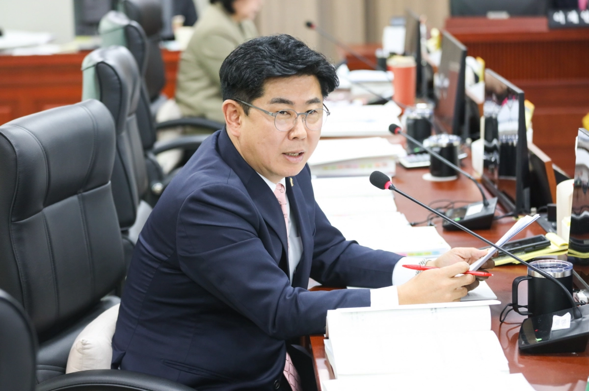 윤충식 의원이 12일 대진테크노파크(이하 대진TP) 행정사무감사에서 피감기관을 상대로 질의하고 있다.(사진=경기도의회)