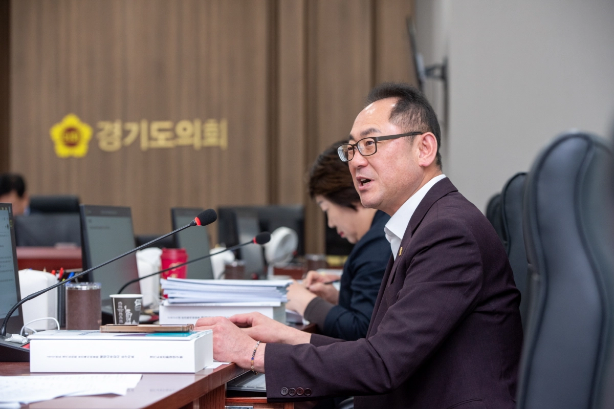 김완규 의원이 12일 열린 경기도의료원 행정사무감사에서 피감기관을 상대로 질의하고 있다.(사진=경기도의회)