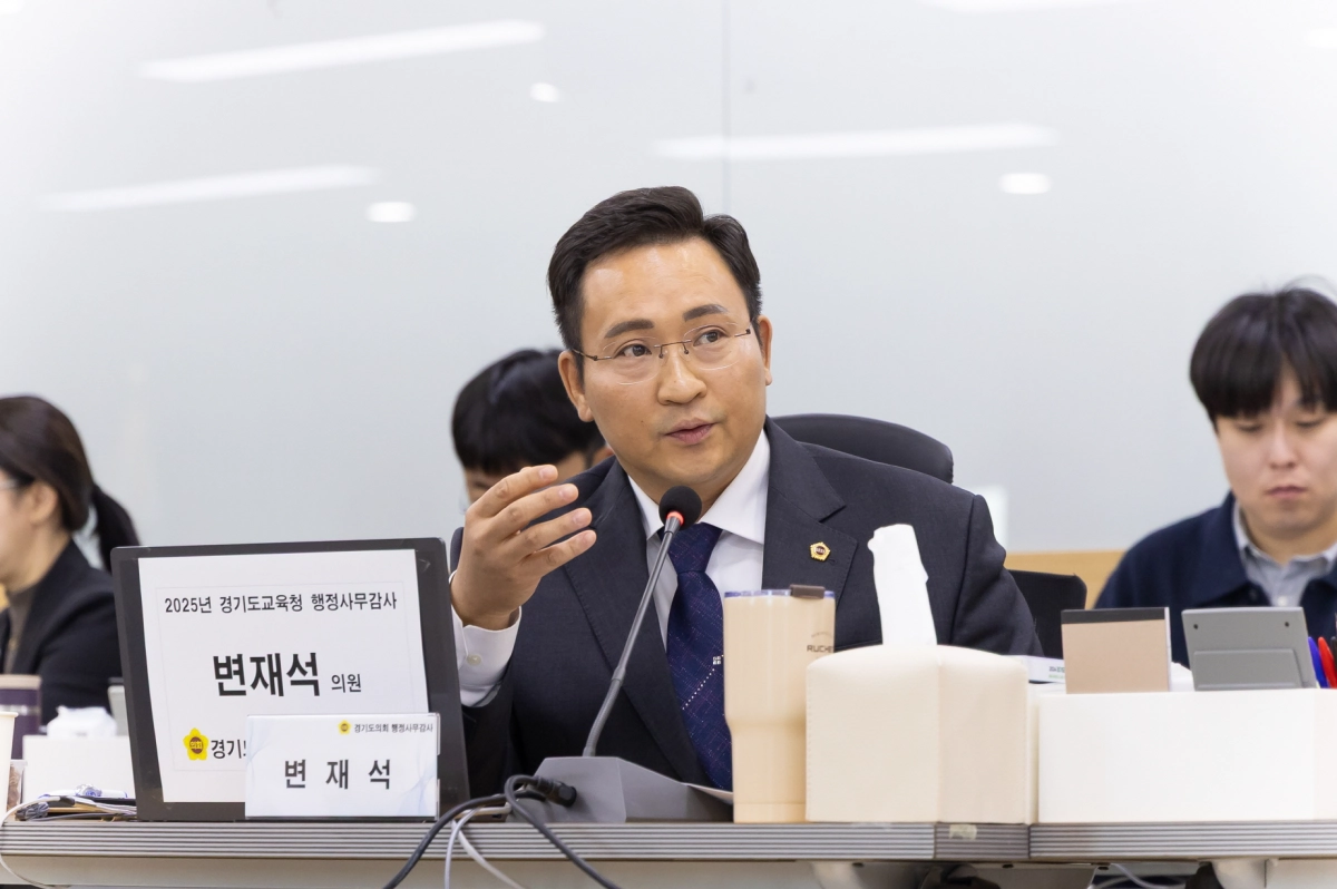 변재석 의원이 12일 경기도교육청 연수원(남부·북부·율곡) 및 평생학습관을 대상으로 한 행정사무감사에서 피감기관을 상대로 질의하고 있다.(사진=경기도의회)