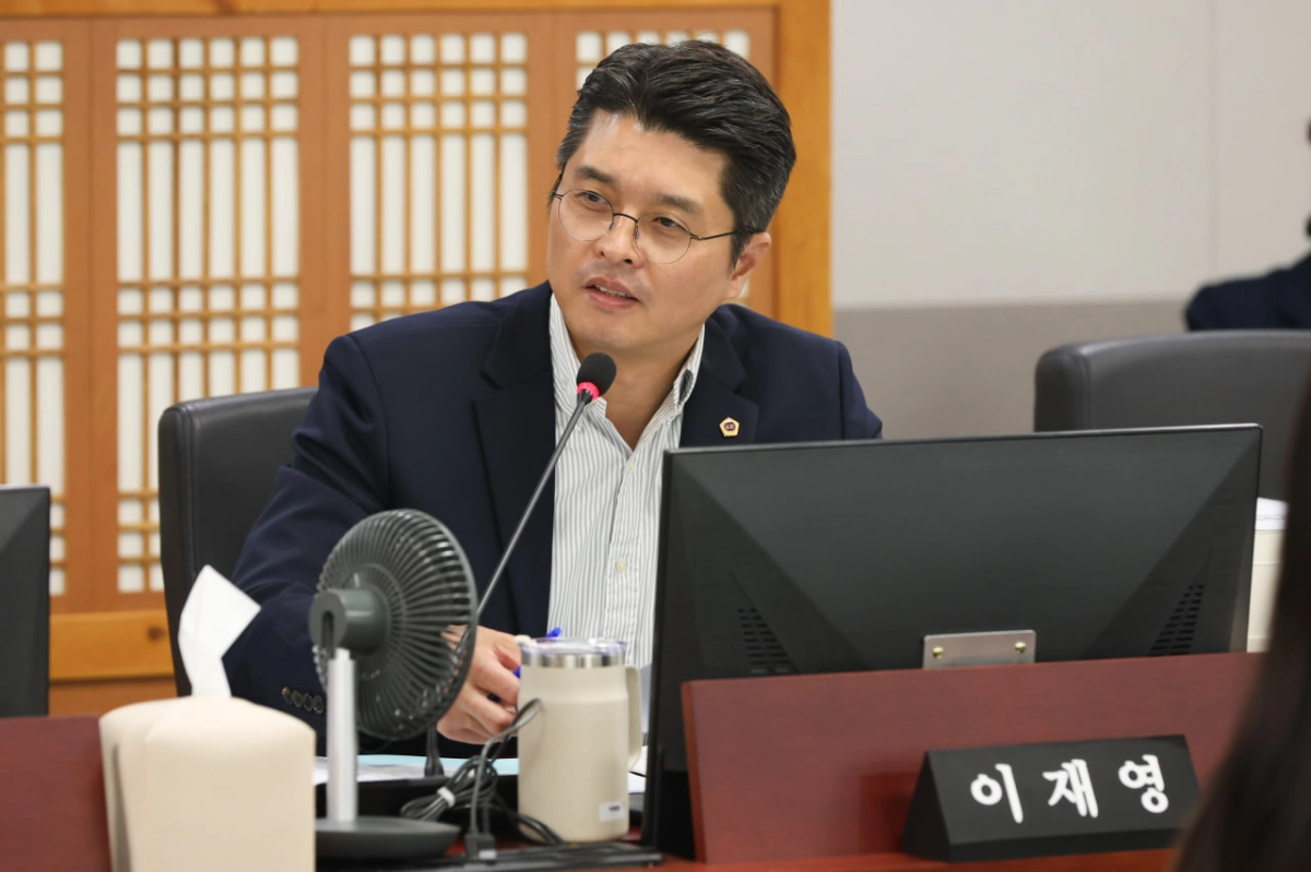 이재영 의원이 12일 경기도주식회사 행정사무감사에서 피감기관을 상대로 질의하고 있다.(사진=경기도의회)