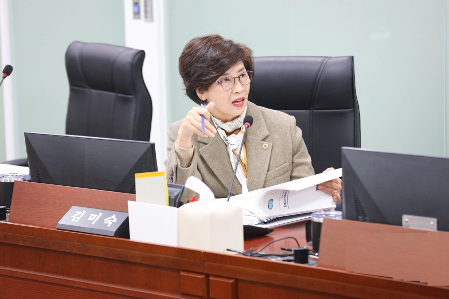 김미숙 의원이 경기테크노파크와 경기대진테크노파크 행정사무감사에서 피감기관을 상대로 질의하고 있다.(사진=경기도의회)