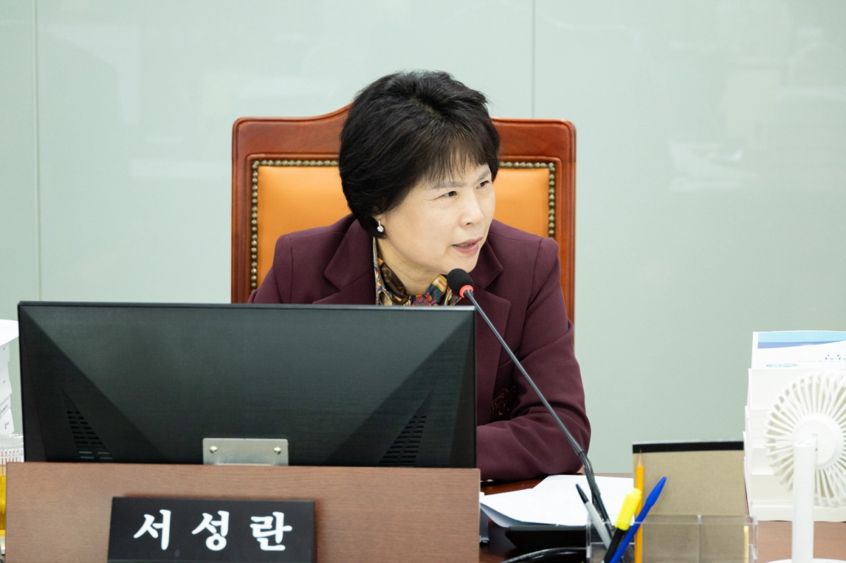 서성란 의원이 12일 교통국을 대상으로 한 행정사무감사에서 피감기관을 상대로 질의하고 있다.(사진=경기도의회)