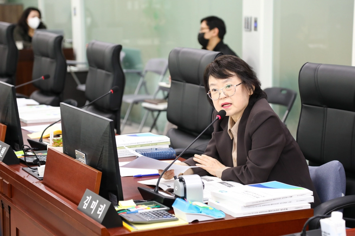 김미리 의원이 12일 열린 경기도 산림녹지과 및 산림환경연구소 행정사무감사에서 피감기관을 상대로 질의하고 있다.(사진=경기도의회)
