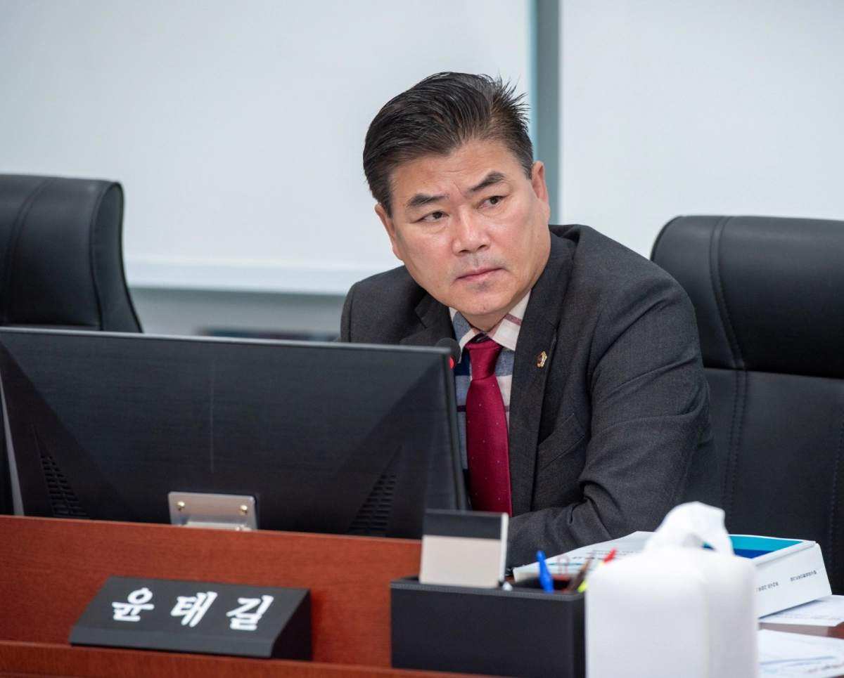 윤태길 의원이 12일 열린 제387회 정례회 중 보건환경연구원 행정사무감사에서 피감기관을 상대로 질의하고 있다.(사진=경기도의회)