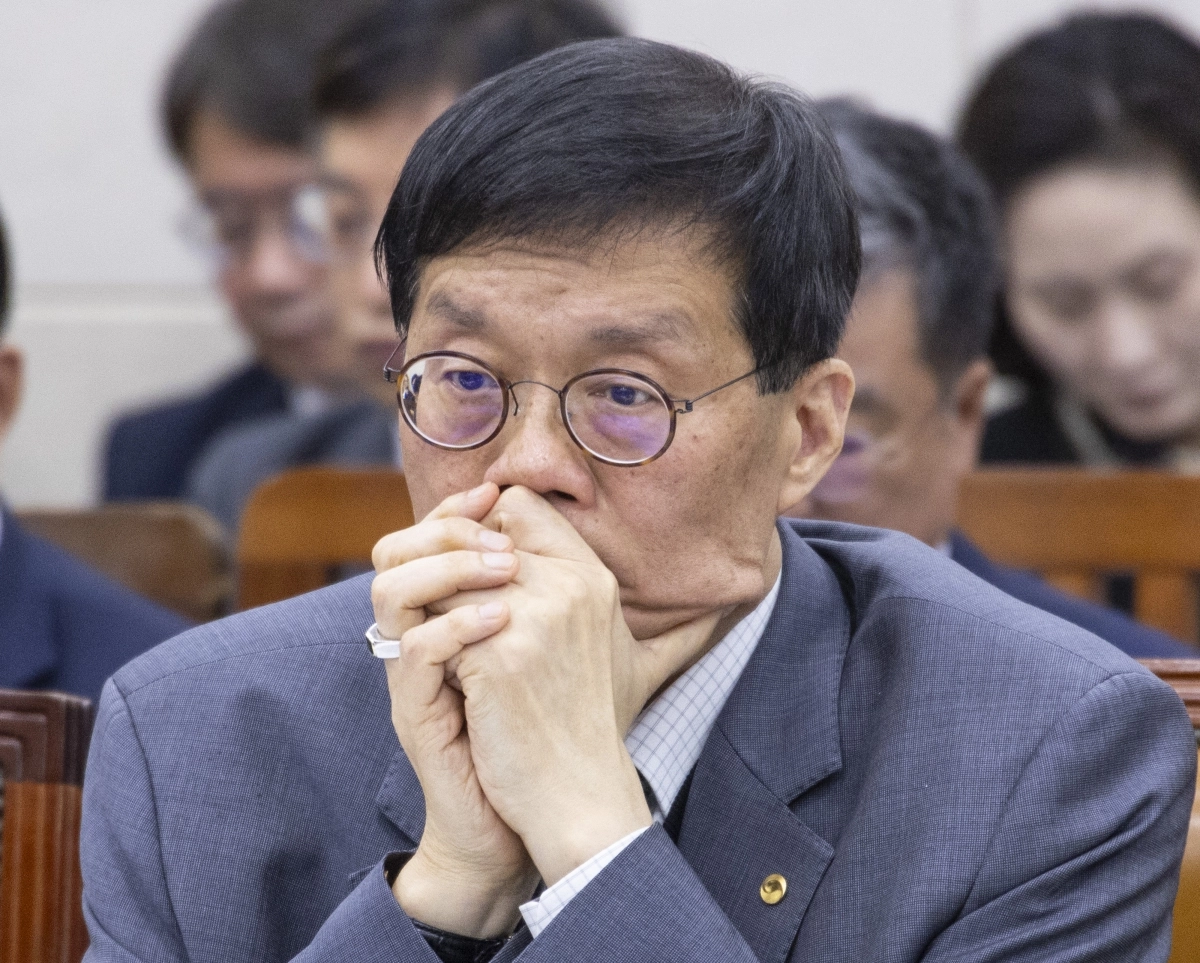 이창용 한국은행 총재가 29일 국회 기획재정위원회에서 열린 2025년 종합 국정감사에 출석해 의원 질의를 듣다 생각에 잠겨 있다. 2025.10.29 연합뉴스