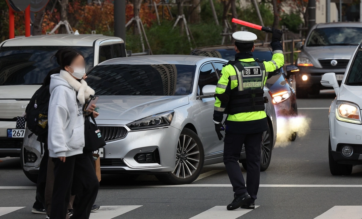 수능 고사장 앞 배치된 교통경찰