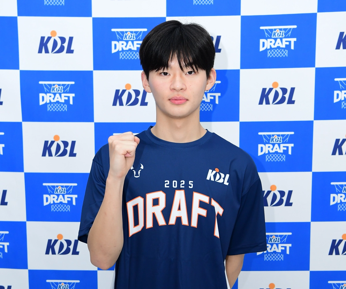 강동희 전 감독의 아들인 성균관대 강성욱이 지난달 16일 서울 강남구 KBL센터에서 열린 2025 신인드래프트 컴바인에서 각오를 다지고 있다. KBL 제공