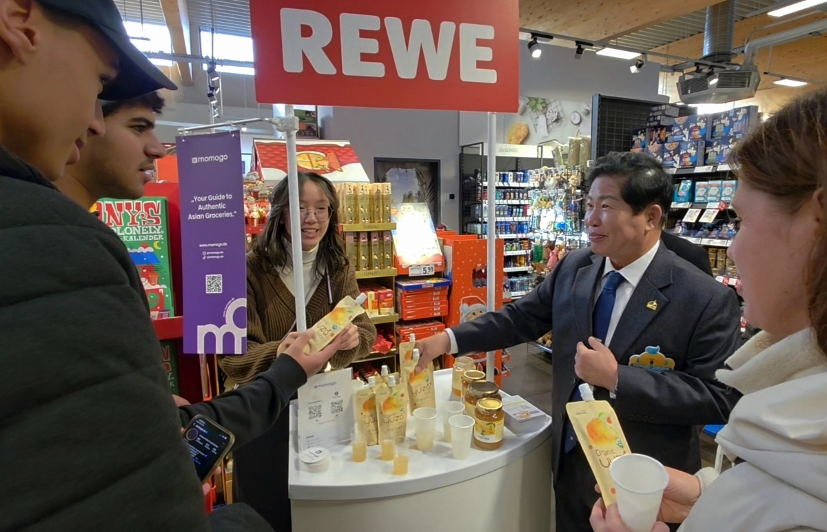 공영민 고흥군수가 12일 독일 베를린 시내 주요 유통매장에서 열린 판촉행사에서 현지 소비자들에게 유자에이드와 유자차를 시음용으로 나눠주며 홍보하고 있다.