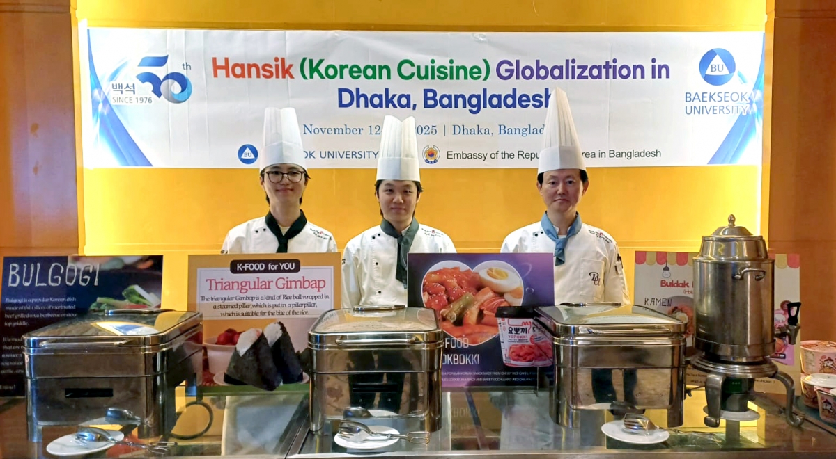 방글라데시 다카 주재 한국대사관에서 열린 대한민국 개천절 기념행사에 참가한 백석대 학생들. 백석대 제공