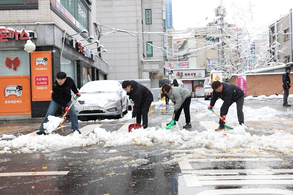 서울 은평구 직원들이 지난해 제설 작업 중인 모습. 은평구 제공