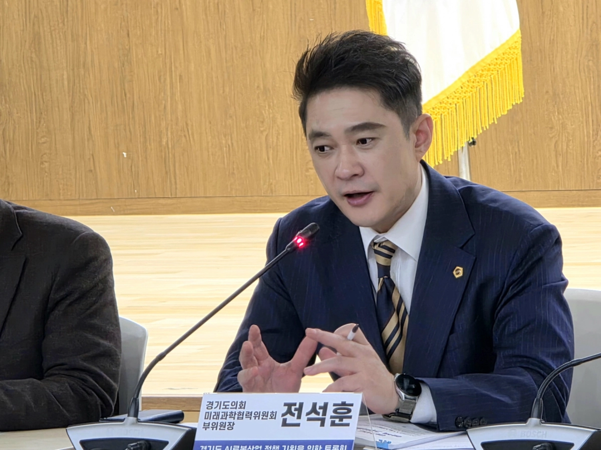 전석훈 의원이 12일 경기도의회 대회의실에서 ‘경기도 AI 로봇산업 정책 기획을 위한 토론회’ 좌장을 맡아 토론을 진행하고 있다.(사진=경기도의회)